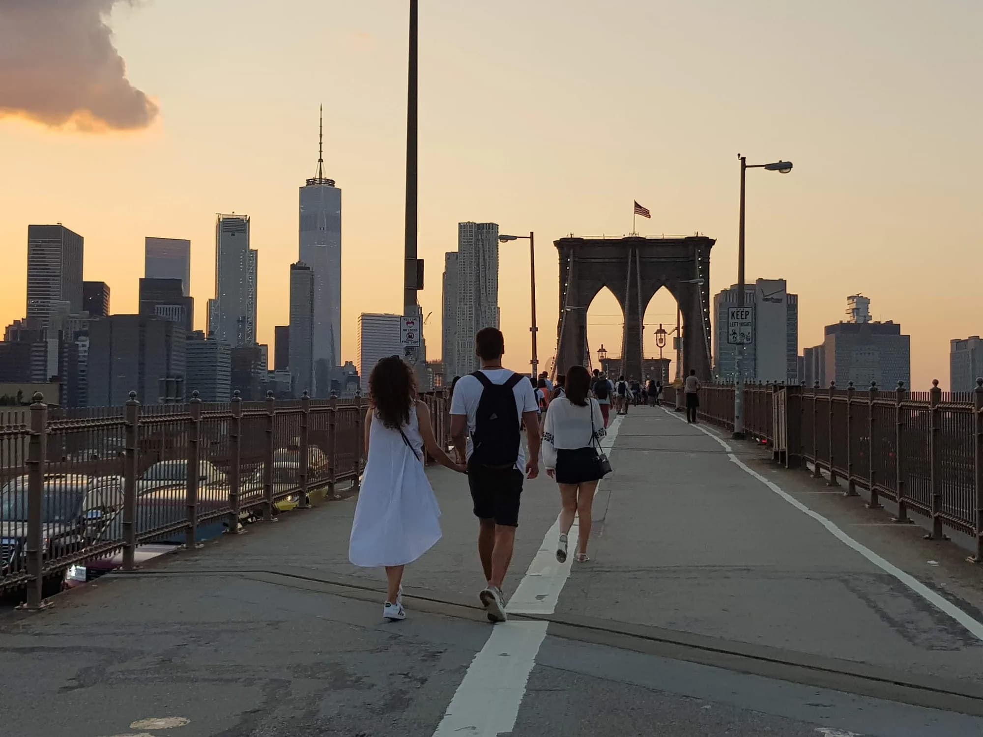 Vue du pont et de la skyline de Manhattan en soirée