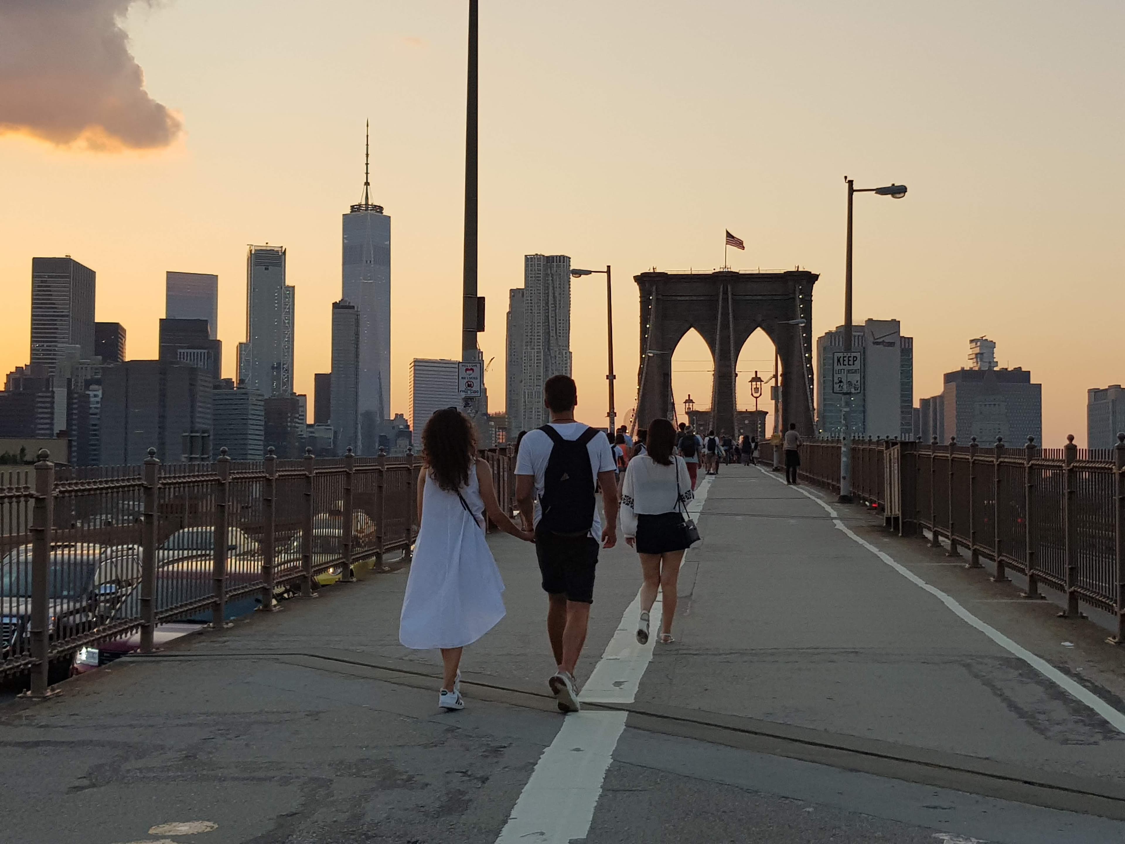 Vue du pont et de la skyline de Manhattan en soirée